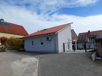 Das Gebäude in dem sich das Ferienhaus befindet