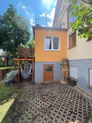 Das Gebäude in dem sich das Ferienhaus befindet