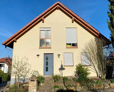 Das Gebäude in dem sich das Ferienhaus befindet