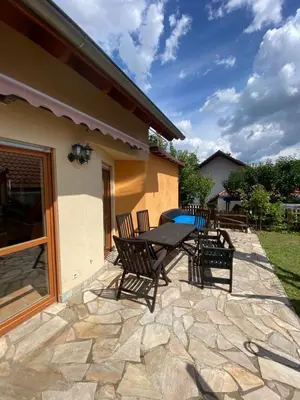 Das Gebäude in dem sich das Ferienhaus befindet