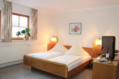 Ein Bett oder Betten in einem Zimmer der Unterkunft Winzerhotel Kinges-Kessel
