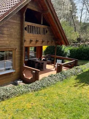 Ein Garten an der Unterkunft Ferienhaus Leonie, Holzhaus im Pfälzer Wald 76848 Hofstätten