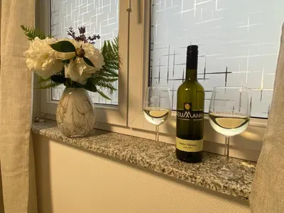 Getränke in der Unterkunft Moderne Wohnung umgeben von Weinbergen