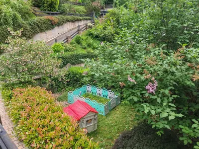Ein Garten an der Unterkunft Traumhafte Unterkunft