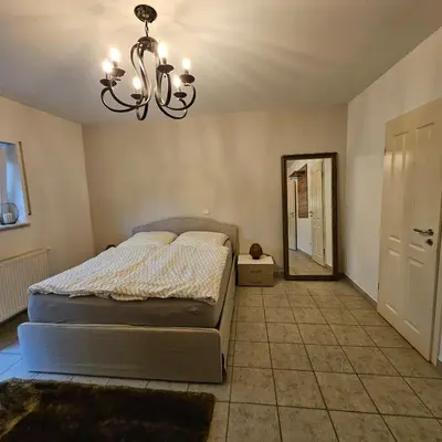 Ein Bett oder Betten in einem Zimmer der Unterkunft Komplette Ferienwohnung für bis zu 4 Personen
