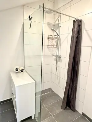 Ein Badezimmer in der Unterkunft Modern Flat Karlsruhe - Waschmaschine, Fußbodenheizung, Regendusche