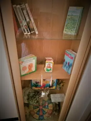 Die Bibliothek in der Pension