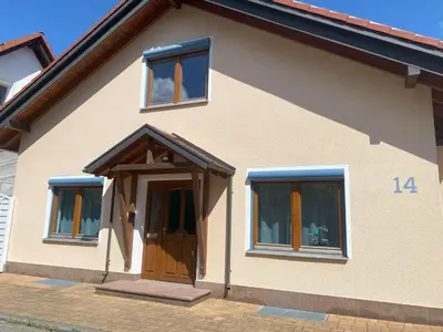 Das Gebäude in dem sich das Ferienhaus befindet