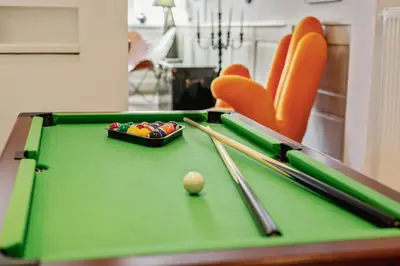 Ein Billardtisch in der Unterkunft LubuNest l Altstadtwohnung am Blühenden Barock