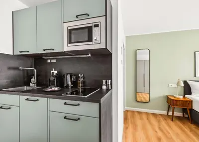 Küche/Küchenzeile in der Unterkunft Limehome Karlsruhe Kaiserstraße