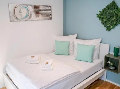 Ein Bett oder Betten in einem Zimmer der Unterkunft Green Oasis Studio - Central