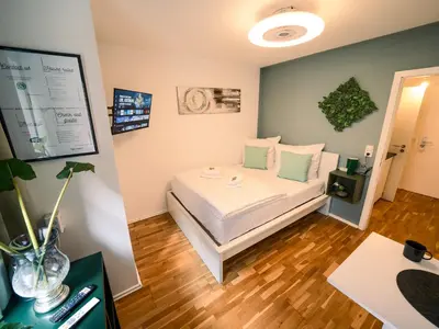 Ein Bett oder Betten in einem Zimmer der Unterkunft Green Oasis Studio - Central