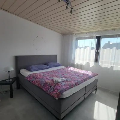 Ein Bett oder Betten in einem Zimmer der Unterkunft Helle gemütliche DG Wohnung, 88qm, klimatisiert