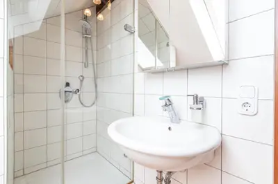 Ein Badezimmer in der Unterkunft Wohnung für 4 Personen mit 2 Schlafzimmer, Wohnzimmer, Küche