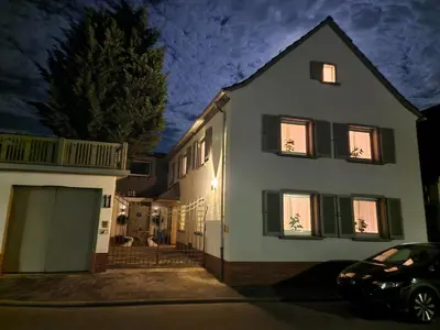 Das Gebäude in dem sich das Ferienhaus befindet