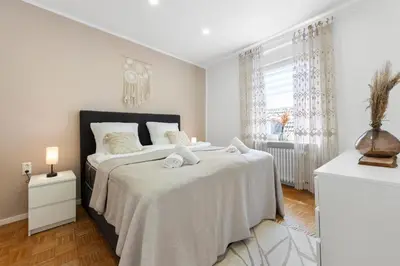 Ein Bett oder Betten in einem Zimmer der Unterkunft Stay COZY - TOP LAGE - Kingsize Betten - Parkplatz - Balkon - Netflix