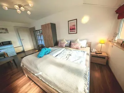 Ein Bett oder Betten in einem Zimmer der Unterkunft Gemütliches Zimmer mit eigenem Bad und Blick ins Grüne