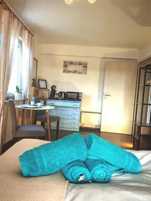 Ein Bett oder Betten in einem Zimmer der Unterkunft Gemütliches Zimmer mit eigenem Bad und Blick ins Grüne