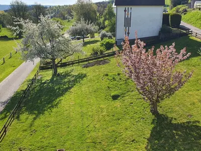Ein Garten an der Unterkunft LandLeben