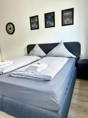 Ein Bett oder Betten in einem Zimmer der Unterkunft Goldstadt Moto Loft - Urban Studio am Schlössle