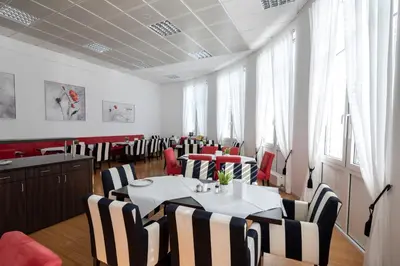 Ein Restaurant oder anderes Speiselokal in der Unterkunft Hotel Artrium am Park
