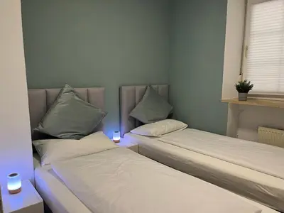 Ein Bett oder Betten in einem Zimmer der Unterkunft Belisima Apartments I Ferienwohnung Ruppertsberg R03 - Reiterpfad I separater Schlafbereich mit Boxspringbetten I Waschmaschine I Parkplatz I Nähe Supermarkt - Bäcker - Bahnhof