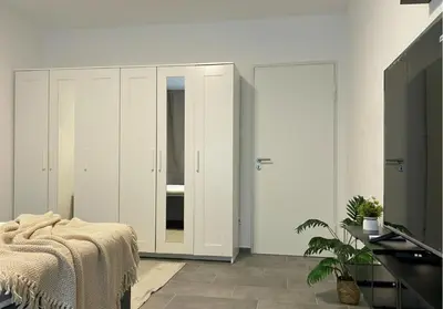 Ein Bett oder Betten in einem Zimmer der Unterkunft Spacious Apartment with Balcony - nearby Schlosspark - APOLONIAliving