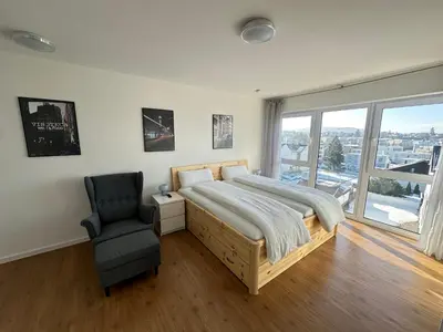 Ein Bett oder Betten in einem Zimmer der Unterkunft Helles Studio mit Weitblick, Doppelbett, zentrumsnah