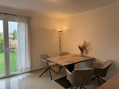 Ein Sitzbereich in der Unterkunft Moderne Erdgeschosswohnung und eigenem Garten für bis zu 4 Personen