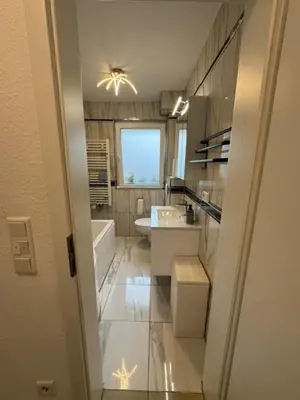 Ein Badezimmer in der Unterkunft Moderne Erdgeschosswohnung und eigenem Garten für bis zu 4 Personen