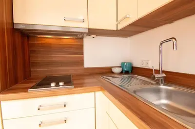 Küche/Küchenzeile in der Unterkunft Exklusive 1-Zimmer-Wohnung in KA-Stadt