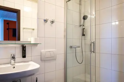 Ein Badezimmer in der Unterkunft NECKARWESTHEIMER Hotel