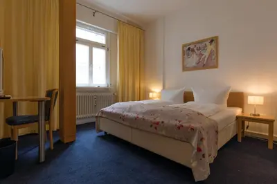 Ein Bett oder Betten in einem Zimmer der Unterkunft Hotel Am Kornmarkt