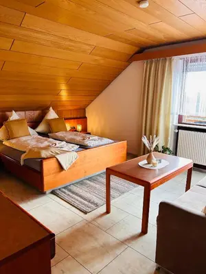 Ein Bett oder Betten in einem Zimmer der Unterkunft Hotel Garni Sebastian