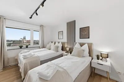 Ein Bett oder Betten in einem Zimmer der Unterkunft Malu Rooms - Über den Dächern der Stadt, Zentrum, Parkhaus, Panorama, Terrasse, höchste FeWo der Stadt