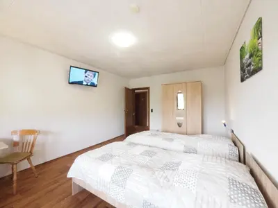 Ein Bett oder Betten in einem Zimmer der Unterkunft Nibelungen-Stubb mit einer Gemeinschaftsküche