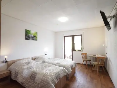 Ein Bett oder Betten in einem Zimmer der Unterkunft Nibelungen-Stubb mit einer Gemeinschaftsküche