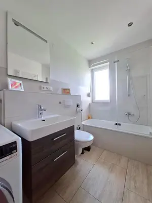 Ein Badezimmer in der Unterkunft 3 BR BURGPANORAMA Wohnung im Haus Frey mit Ausblick, 2 Bäder, Parken vor dem Haus, Balkon, Küche