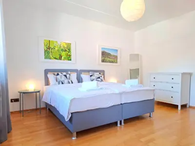 Ein Bett oder Betten in einem Zimmer der Unterkunft 3 BR BURGPANORAMA Wohnung im Haus Frey mit Ausblick, 2 Bäder, Parken vor dem Haus, Balkon, Küche