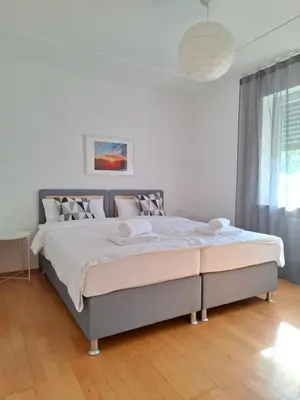 Ein Bett oder Betten in einem Zimmer der Unterkunft 3 BR BURGPANORAMA Wohnung im Haus Frey mit Ausblick, 2 Bäder, Parken vor dem Haus, Balkon, Küche