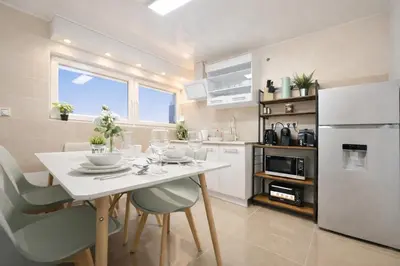 Küche/Küchenzeile in der Unterkunft STN Royale Suite - Ferienwohnung mit 4 Schlafzimmer, 8 Big Beds, Parkplatz & Balkon, Highspeed WLAN, Netflix Premium, Zentral zu Audi & Schwarz Gruppe
