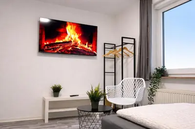 TV/Unterhaltungsangebot in der Unterkunft STN Royale Suite - Ferienwohnung mit 4 Schlafzimmer, 8 Big Beds, Parkplatz & Balkon, Highspeed WLAN, Netflix Premium, Zentral zu Audi & Schwarz Gruppe