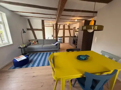 Ein Sitzbereich in der Unterkunft Zur Traube - blau