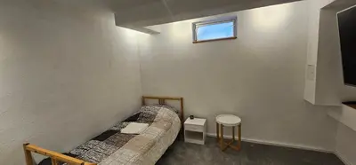 Ein Bett oder Betten in einem Zimmer der Unterkunft Modernisiertes Gartenapartment