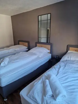 Ein Bett oder Betten in einem Zimmer der Unterkunft Dorey Home HN2 - Zentral gelegen