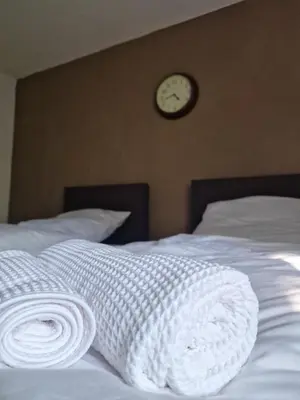 Ein Bett oder Betten in einem Zimmer der Unterkunft Dorey Home HN2 - Zentral gelegen