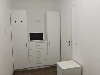 TV/Unterhaltungsangebot in der Unterkunft Spacious Worker Apartments with Rooftop Terrace - Up to 21 Guests