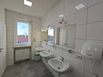Ein Badezimmer in der Unterkunft Spacious Worker Apartments with Rooftop Terrace - Up to 21 Guests