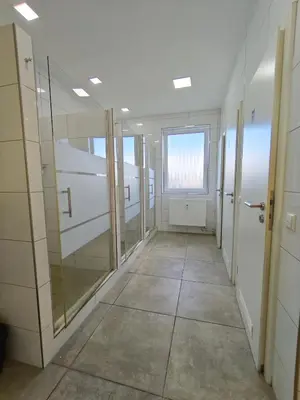 Ein Badezimmer in der Unterkunft Spacious Worker Apartments with Rooftop Terrace - Up to 21 Guests