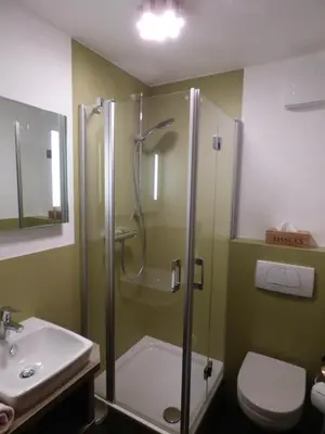 Ein Badezimmer in der Unterkunft Zum Kronprinzen Hotel Garni